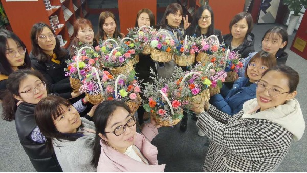 【百聯(lián)女神節(jié)插花活動】愿所有的女神們像美麗的鮮花，永遠盛開，綻放自我！